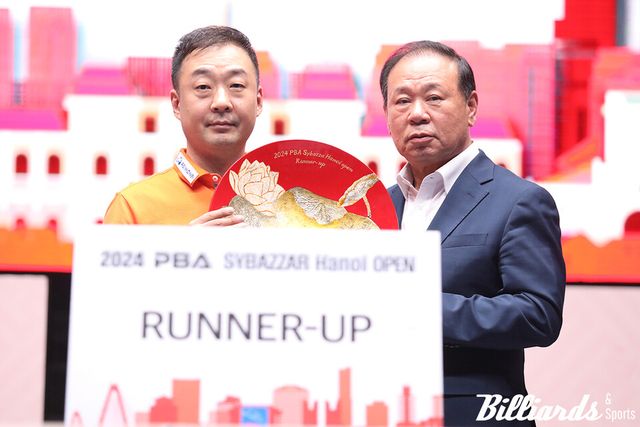 두 번째 준우승을 차지한 엄상필과 이번 대회 타이틀스폰서인 에스와이의 홍성균 부회장. 사진=하노이/이용휘 기자