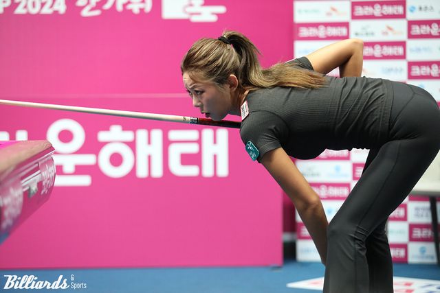 '당구 여제' 김가영(하나카드)이 4차 투어 '크라운해태 LPBA 챔피언십 2024 한가위' 16강전에서 지난 월드챔피언십 결승 상대였던 김보미(NH농협카드)와 진검승부를 벌여 세트스코어 3-2로 신승을 거두고 8강에 진출했다.&nbsp; 사진=고양/이용휘 기자