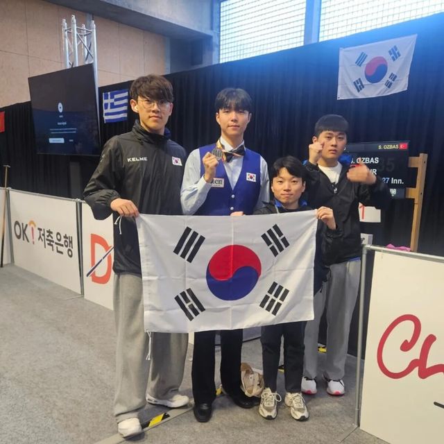 주니어 세계선수권에 출전한 국가대표 선수단. 왼쪽부터 조화우, 조영윤, 박태준 감독, 오명규.&nbsp; 사진=KBF 제공