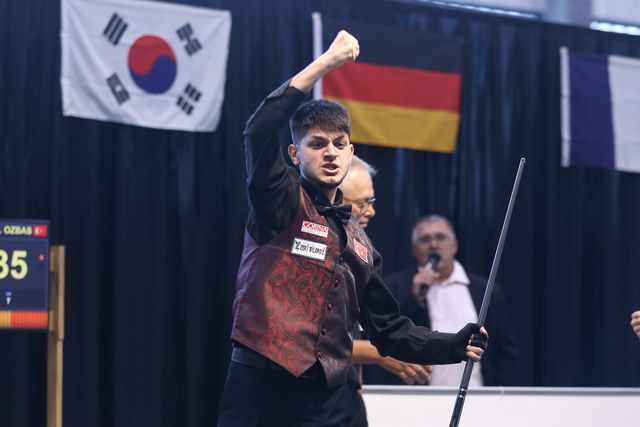 우승 세리머니를 하는 외즈바시.