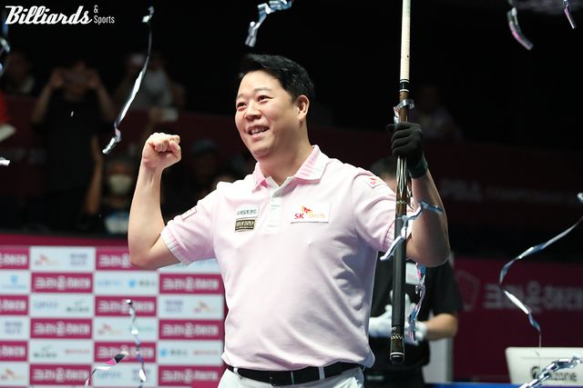 '헐크' 강동궁(SK렌터카)이 프로당구 4차 투어 '크라운해태 챔피언십' 결승에서 무라트 나지 초클루(하나카드)를 4-3으로 꺾고 우승을 차지했다.&nbsp; 사진=고양/이용휘 기자