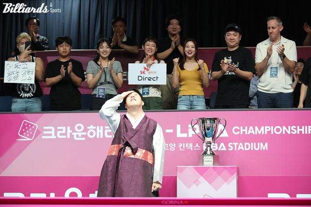 SK렌터카 팀원들의 박수를 받는 강동궁.