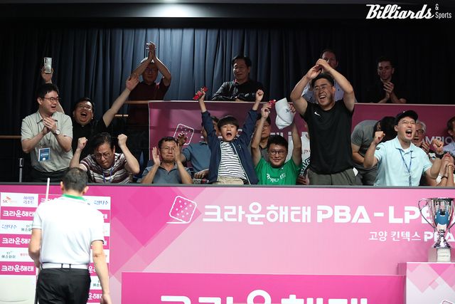 초클루가 세트스코어 3-3 동점을 만들자 환호하는 하나카드 관계자와 팬들.