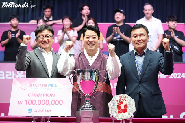 왼쪽부터 PBA 장상진 부총재, 우승 강동궁, 타이틀스폰서 크라운해태 기종표 단장.