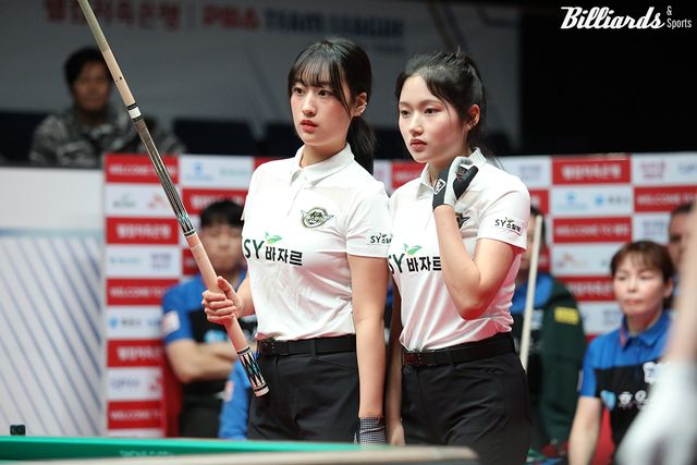 한지은도 2세트 여자복식에 나와 장가연과 호흡을 맞춘다.