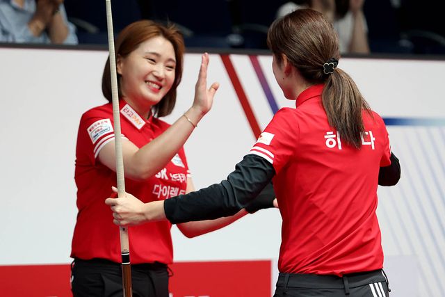 2세트 승리 후 기뻐하는 강지은과 히다 오리에(SK렌터카)