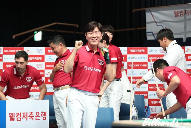 승리를 자축하는 크라운해태 주장 김재근.