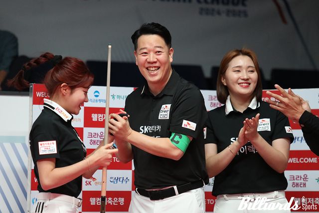 팀리그 첫 승을 거둔 조예은(SK렌터카)과 기뻐하는 동료들.