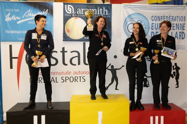 네덜란드의 베테랑 여자 3쿠션 선수 카리나 예텐이 '프레데터 그랑프리 3쿠션 레이디스' 결승에서 세계 최강자 테레사 클롬펜하우어의 벽을 넘고 마침내 정상에 올라섰다.&nbsp; 사진=Dirk Acx