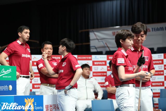 고민에 빠진 크라운해태. 임정숙과 백민주는 이날 2세트에서 승리했다.