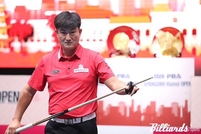 비장한 표정으로 당구대 앞에 선 이충복.