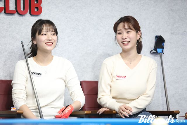 밝은 표정으로 경기를 즐기고 있는 정보윤과 전애린.