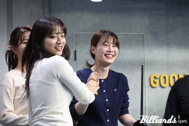 1세트 승리 후 기뻐하는 강유진과 정보윤