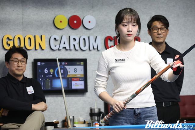 진지하게 샷을 고민하고 있는 정보윤