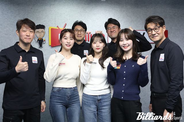 경기 후 기념 사진을 찍고 있는 NOLJA(놀자) 한준희, 이재성, 유동훈, 홍명기 심판과 전애린, 정보윤, 강유진