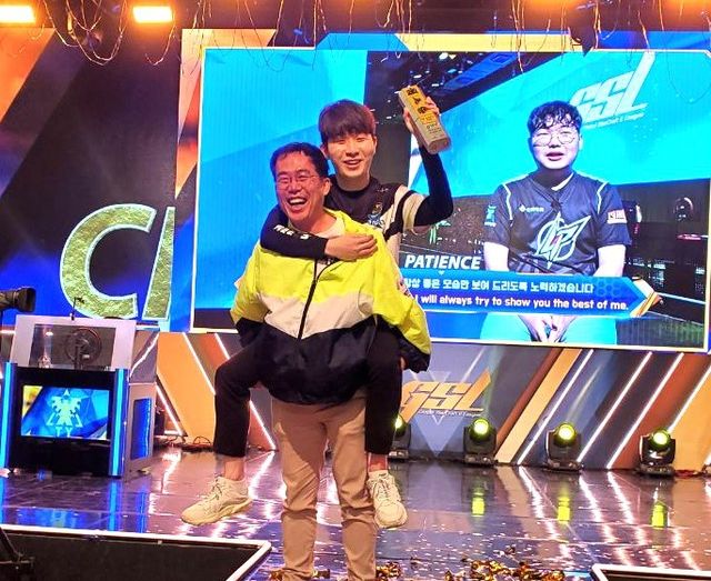 2020년&nbsp;e스포츠 결승전에서 우승한 전태양 선수와 서수길 후보