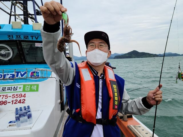 2020년 9월 아티호 출항 기념 문어 낚시 대회에 참가한 서수길 후보. 사진=SOOP 제공