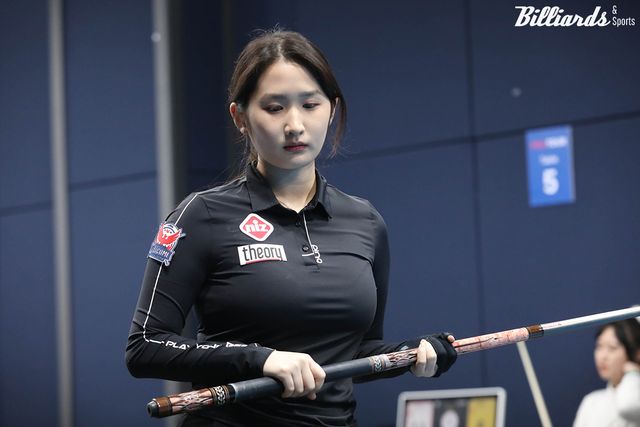 예선 2라운드에서 응우옌호앙옌니와 대결하는 김채연.