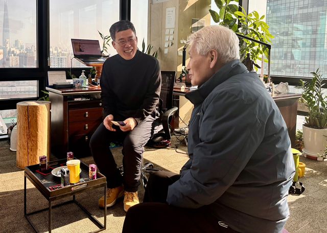 서수길 후보를 지지한 장영철 전 대한당구연맹 회장이 서 후보를 만나 이야기를 나누고 있다.