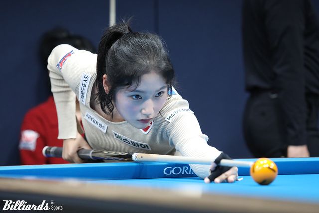 한지은은 하이런 8점타 한 방으로 역전을 거두며 32강에 진출했다.