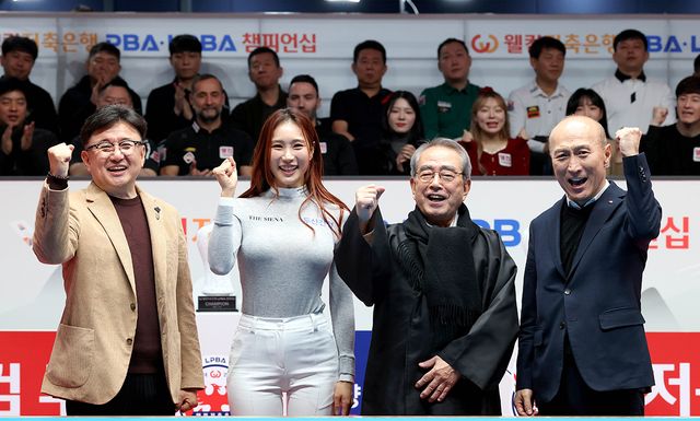 8차 투어 개막식에서 왼쪽부터 장상진 PBA 부총재, 프로골퍼 유현주, 김영수 PBA 총재, 웰컴저축은행 김대웅 대표.