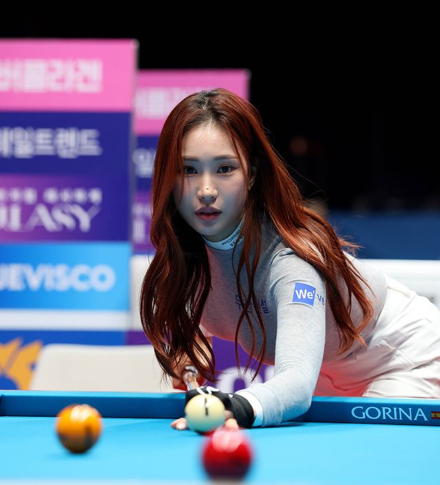 24일 경기도 고양시의 '고양 킨텍스 PBA 스타디움'에서 프로당구 시즌 8차 투어 웰컴저축은행 PBA-LPBA 챔피언십이 개막했다. 사진은 개막식에서 시타하는 프로골퍼 유현주.&nbsp; 사진=PBA 제공