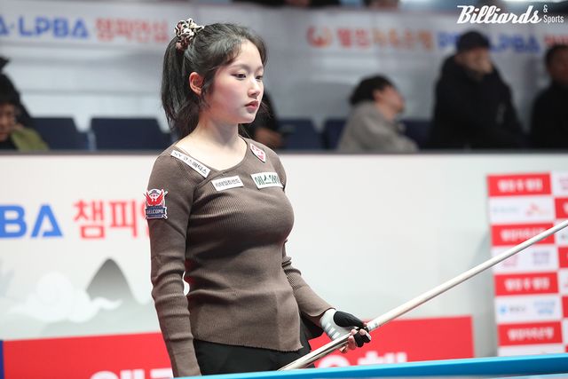 한지은은 1세트를 9:8로 역전한 뒤 9:11로 아깝게 내줬고, 나머지 두 세트도 접전 끝에 패하며 탈락했다.