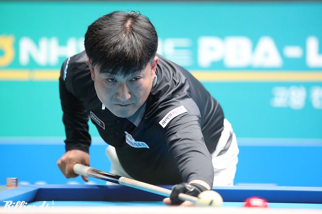 이충복(하이원리조트)이 시즌 마지막 정규투어 '웰컴저축은행 PBA 챔피언십' 128강전에서 박광열을 3-1로 꺾고 64강에 진출했다.&nbsp; 사진=빌리어즈앤스포츠 DB