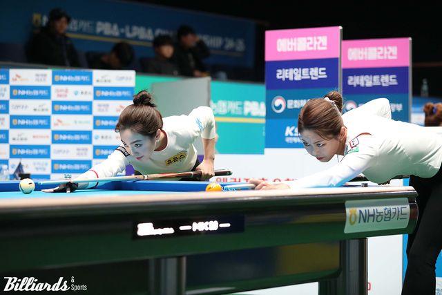 두 선수는 이번 시즌 6차 투어 'NH농협카드 LPBA 챔피언십' 준결승에서 대결했다. 사진은 이 경기 뱅킹 장면.