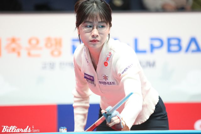 스롱에게 승리하며 8강에 올라간 이미래(하이원리조트).