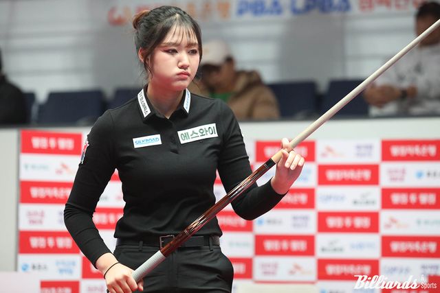 '슈퍼루키' 권발해(에스와이)의 도전이 8강에서 막을 내렸다. 권발해는 27일 경기도 고양시의 '고양 킨텍스 PBA 스타디움'에서 열린 8강전에서 김민아(NH농협카드)에게 세트스코어 1-3으로 패했다.&nbsp; 사진=고양/이용휘 기자