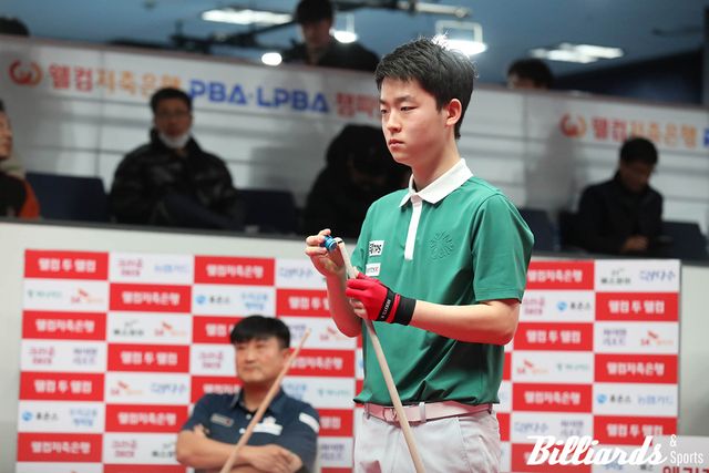 이충복과 32강전에서 대결을 벌이고 있는 김영원