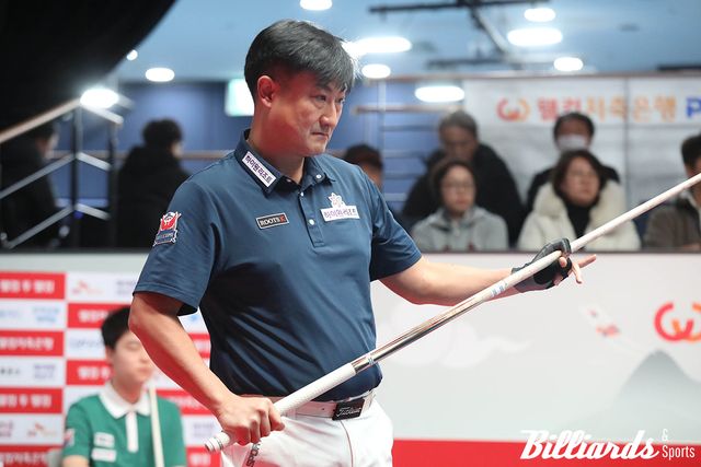 신중하게 샷을 고민하고 있는 이충복