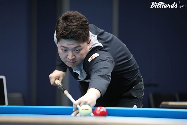 '디펜딩 챔피언' 조건휘(SK렌터카)는 같은 팀 동료 응오딘나이를 세트스코어 3-0으로 꺾고 8강에 진출했다.&nbsp;