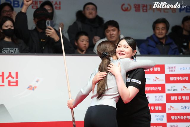 경기 후 포옹하는 김가영과 김민아.