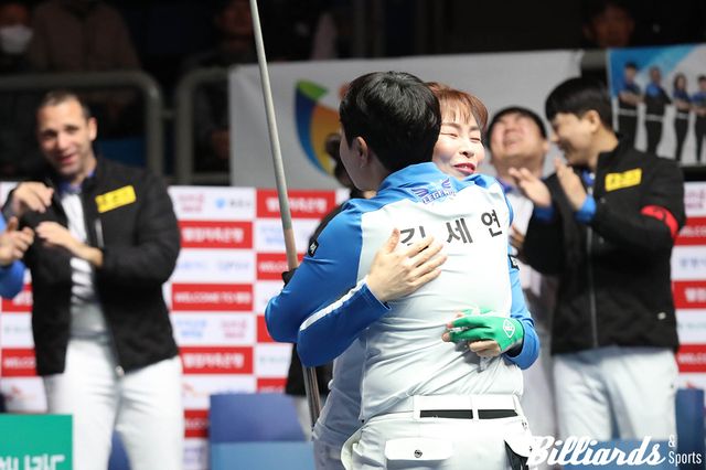 승리 후 포옹으로 기쁨을 나누는 이신영과 김세연.