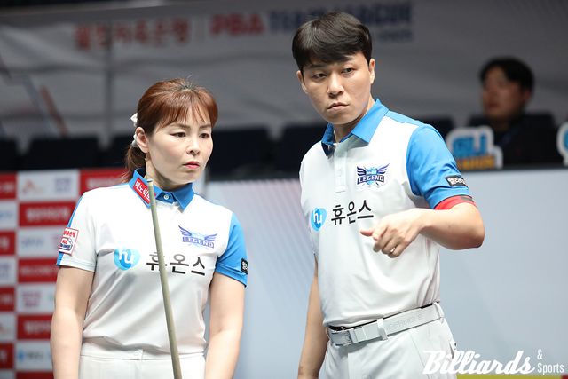 주장 최성원과 상의하고 있는 이신영.