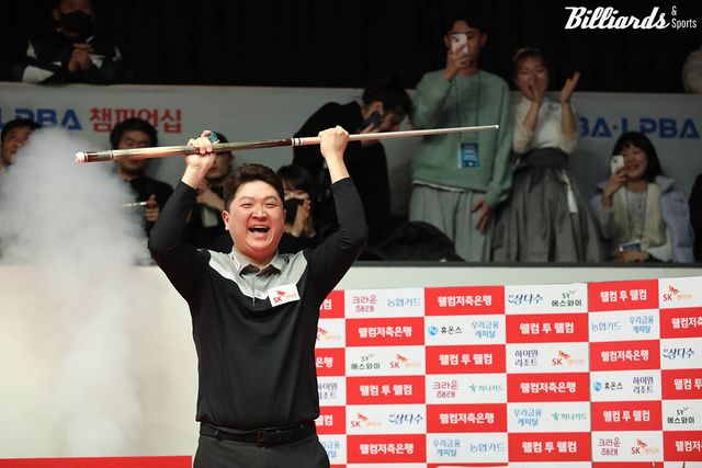 우승이 확정되는 순간 큐를 번쩍 들고서 세리머니하는 조건휘.