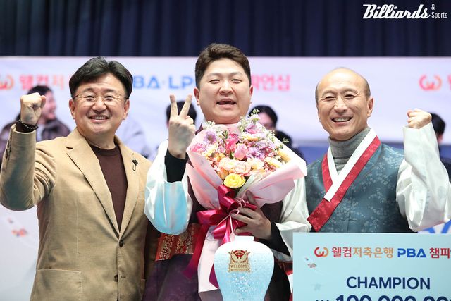 왼쪽부터 PBA 장상진 부총재, 조건휘, 웰컴저축은행 김대웅 대표.