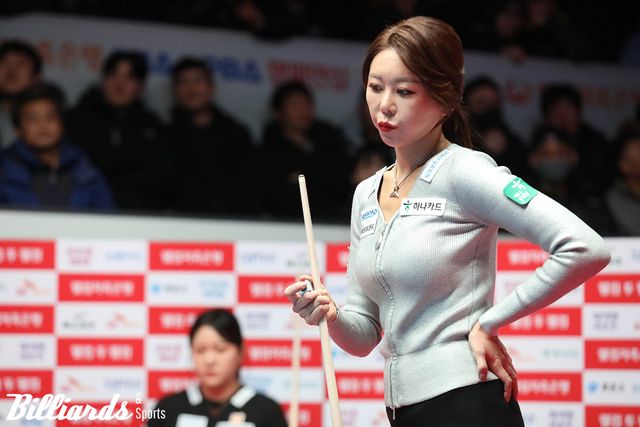 김민아를 상대로 결승전 경기 중인 김가영.