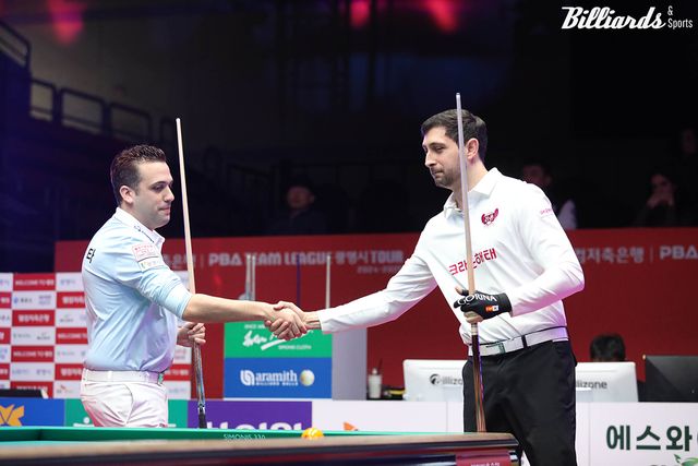 프로당구 투어에서 경기 전 악수를 나누는 다비드 사파타(왼쪽)와 다비드 마르티네스.