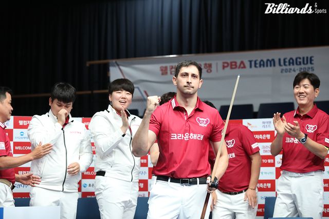 마르티네스는 과거 주니어에서 시니어로 넘어와 적응할 당시에 김재근에게 두 차례 본선행 직전에 발목을 잡혔다.