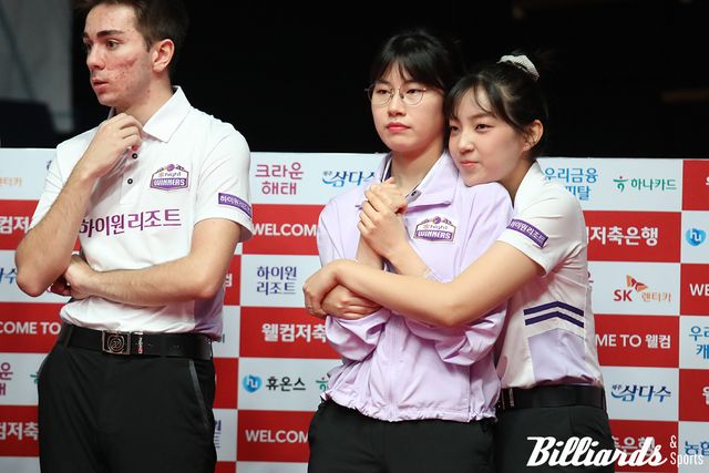 가슴 졸이며 팀 동료의 경기를 지켜보고 있다.