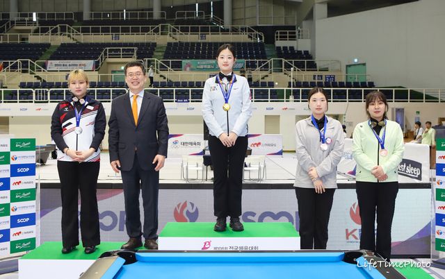 대한당구연맹 서수길 회장과 여자 3쿠션 일반부 입상자들.