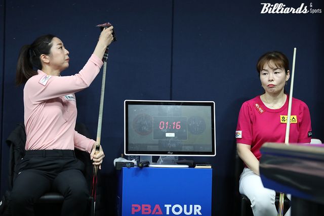 경기 시작을 기다리는 사카이(왼쪽)와 이신영.