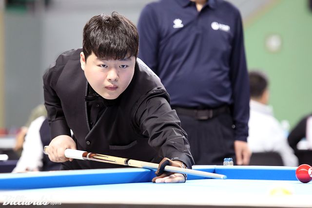 조명우(서울시청)가 가장 강력한 우승후보인 허정한(경남)에게 준결승에서 극적인 역전승을 거두며 전국체전 1쿠션 결승전에 3년 연속 진출했다.&nbsp; 사진=빌리어즈앤스포츠 DB