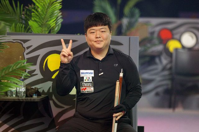 정전으로 인해 2시간이나 지연된 승부를 극적인 1점 차 승리로 마무리하며 8강에 오른 한국의 조명우(서울시청).