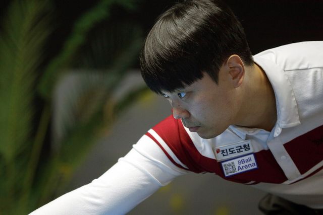 김행직(전남-진도군청)은 황봉주(시흥체육회)와 벌인 16강전 승부에서 50:28로 승리했다.