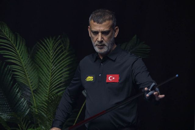 바오프엉빈과 대결 중인 타이푼 타스데미르.