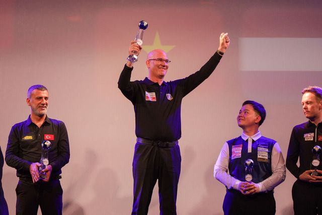 시상식에서 통산 세 번째 우승트로피를 획득한 호른.